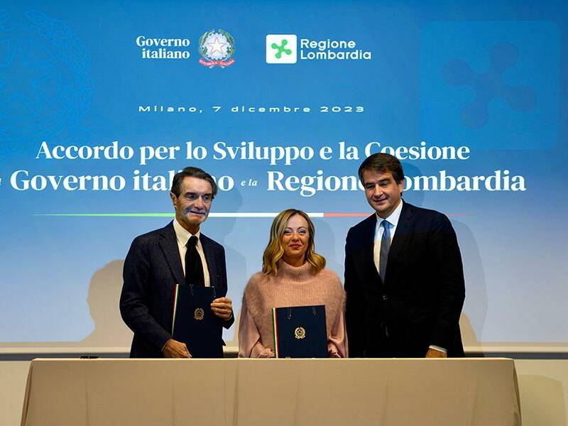 Il Presidente del Consiglio, Giorgia Meloni, ha tenuto un intervento alla cerimonia di firma dell’Accordo per lo sviluppo e la coesione tra il Governo e la Regione Lombardia e un punto stampa al termine della visita agli stand della Fiera di Milano a Rho.